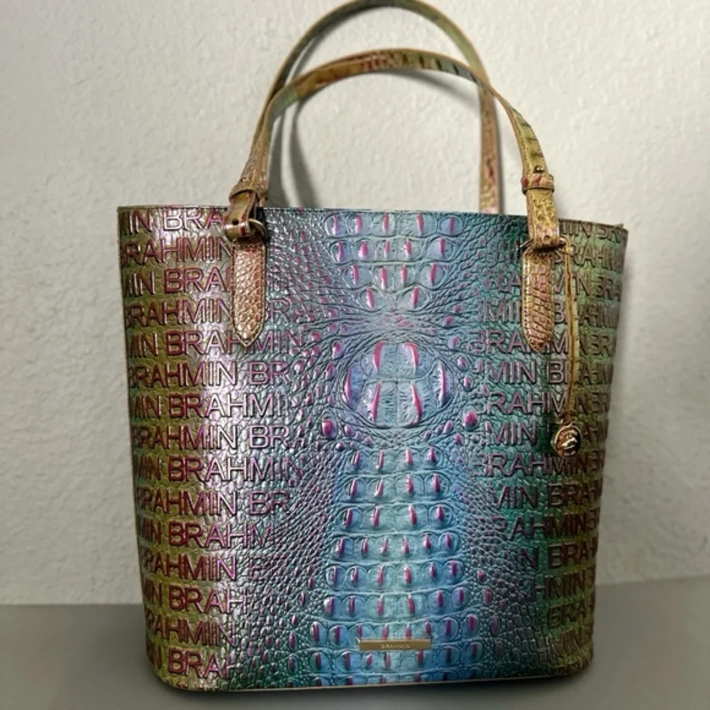 NWT BRAHMIN EZRA MELBOURNE CROC-EMBOSSED LOGO PRINT‎ LEATHER TOTE